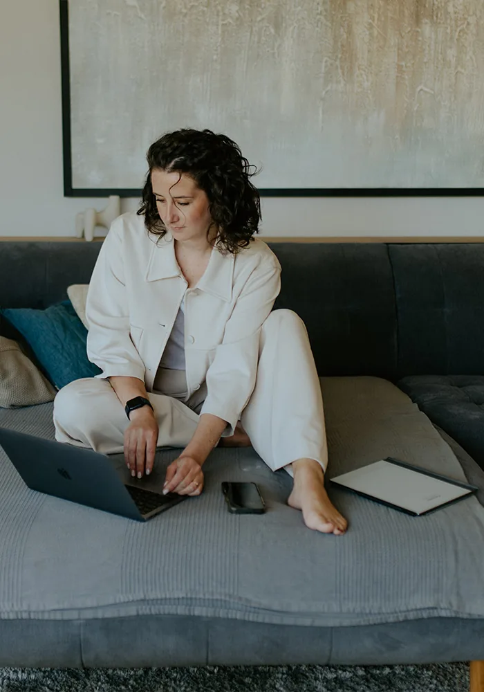 Rebecca Behrendt optimiert eine WordPress-Website am Laptop