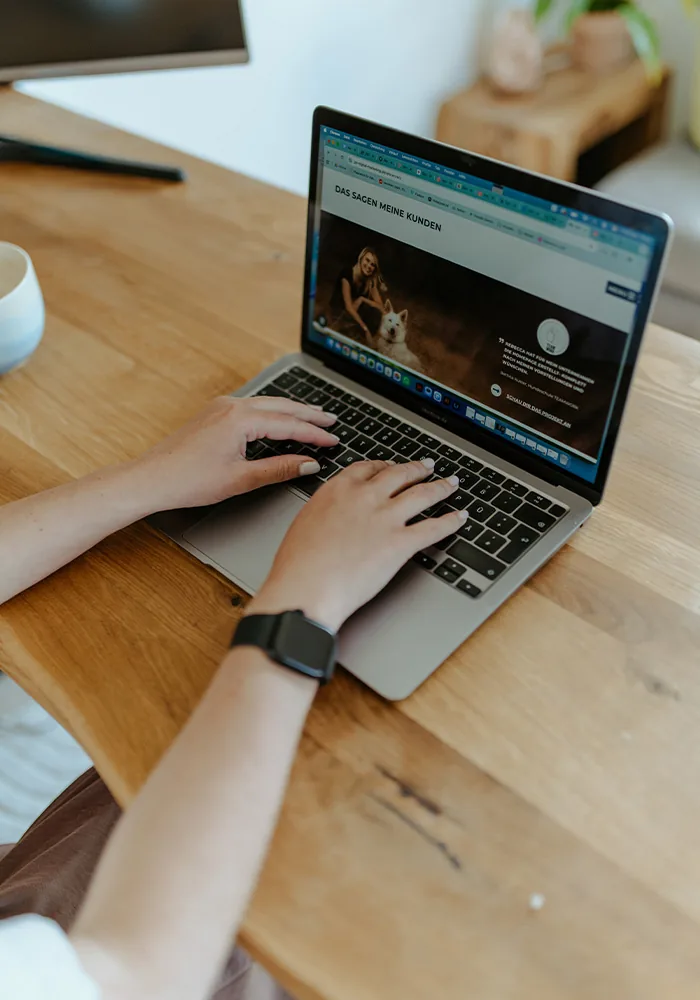 Rebecca Behrendt arbeitet an einer Kundenwebsite