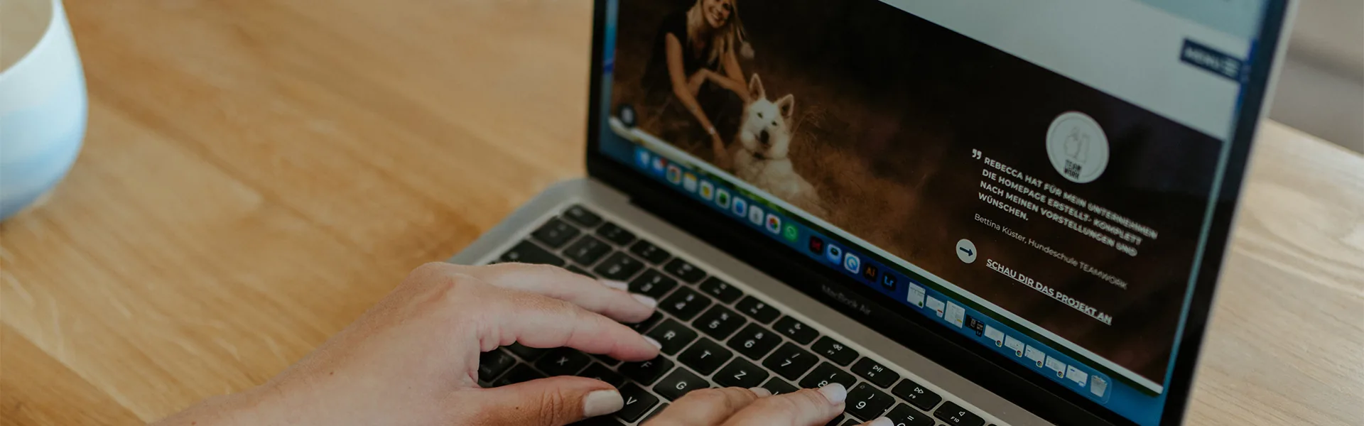 Laptop mit einem aktuellen WordPress-Website-Projekt